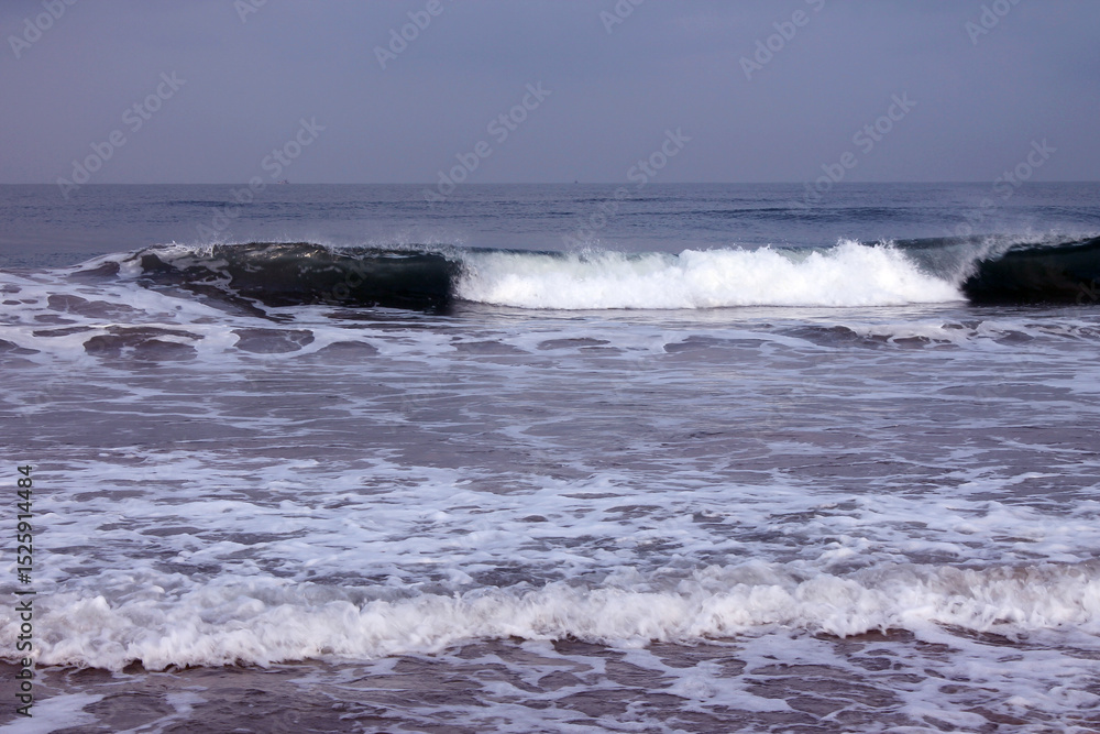 Fototapeta premium Ocean waves under clear blue sky