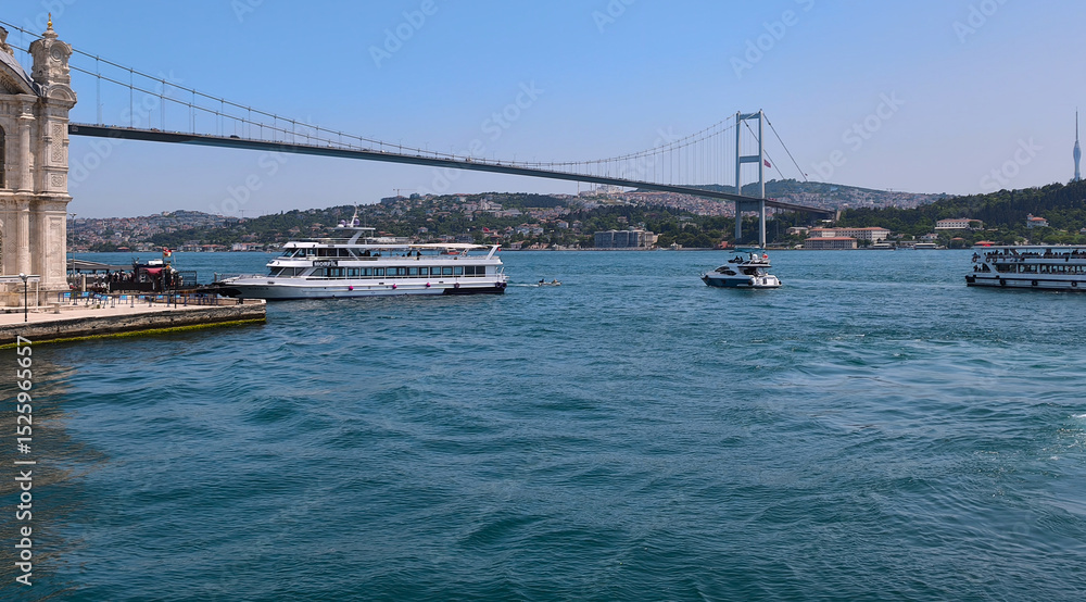 Fototapeta premium Istanbul Die Brücke der Märtyrer des 15. Juli (15 Temmuz Şehitler Köprüsü)