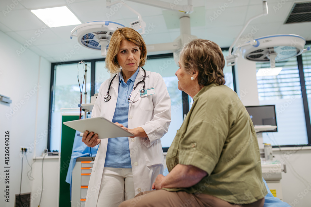 Obraz premium Geriatrician talking about test results with senior patient during check-up.