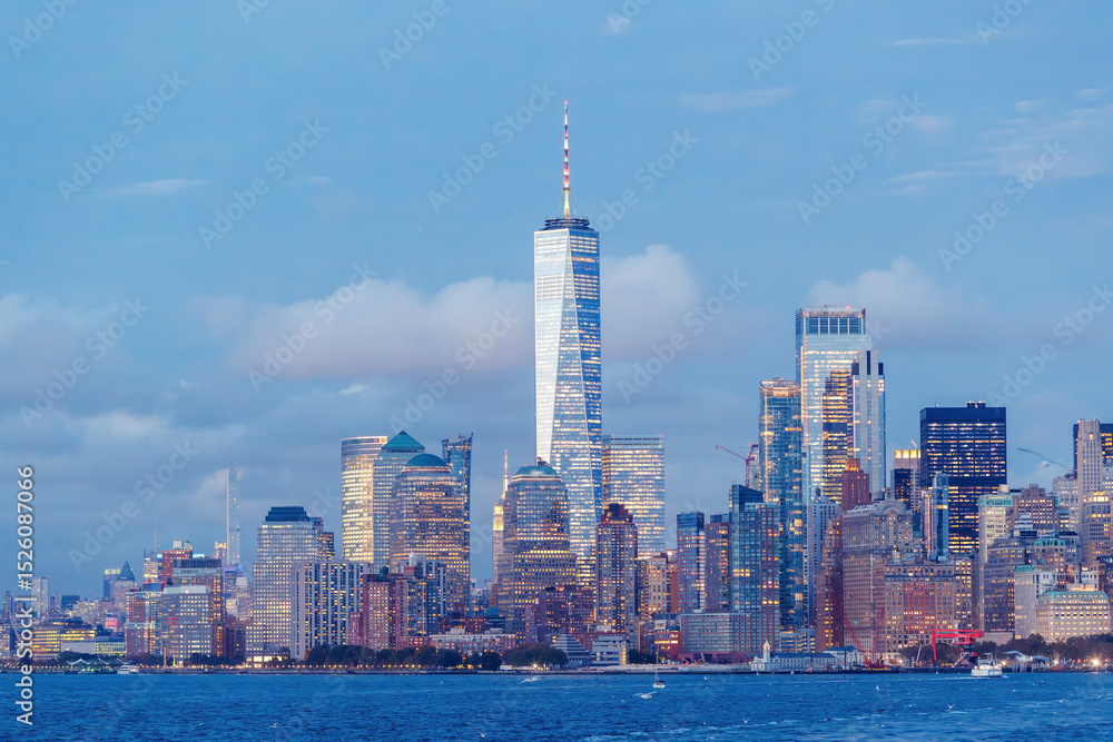 Obraz premium A vibrant sunset panorama of Manhattan downtown skyline, viewed from the river