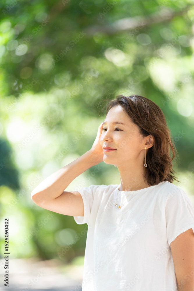グリーンバックに微笑んでいる女性 グリーンバックに微笑んでいる女性