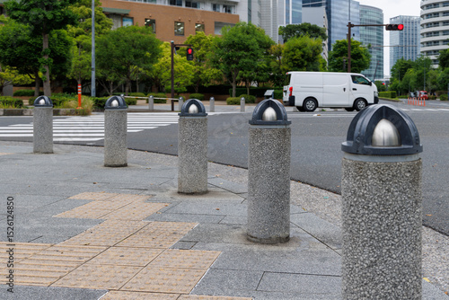 Cuadro en lienzo 交差点に設置された車よけのボラード