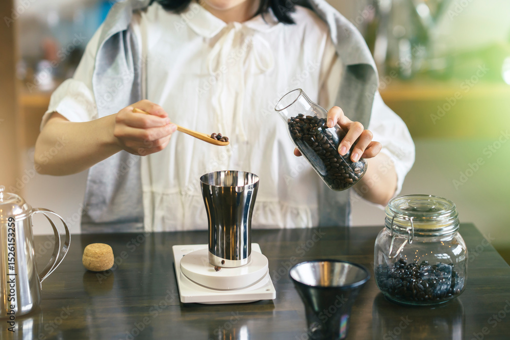 Φωτογραφία おしゃれな空間で、コーヒーを淹れる若い女性