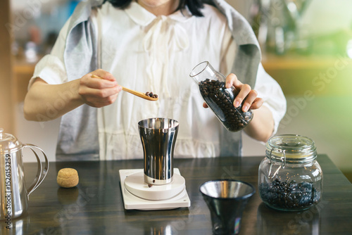 Wallpaper Mural おしゃれな空間で、コーヒーを淹れる若い女性 Torontodigital.ca