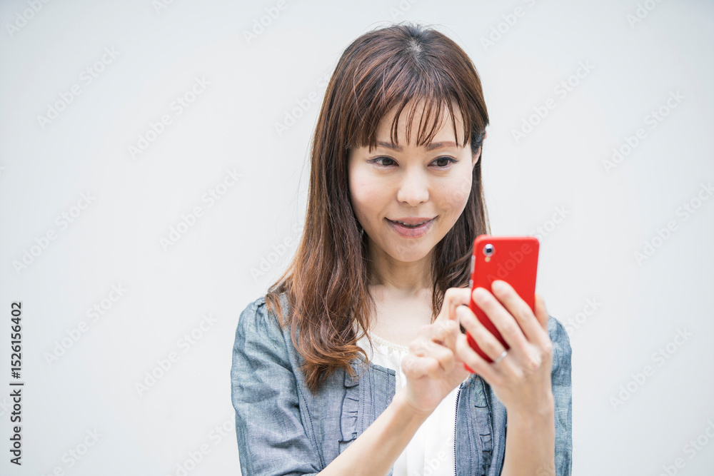 スマートフォンを操作するビジネスウーマン スマートフォンを操作するビジネスウーマン