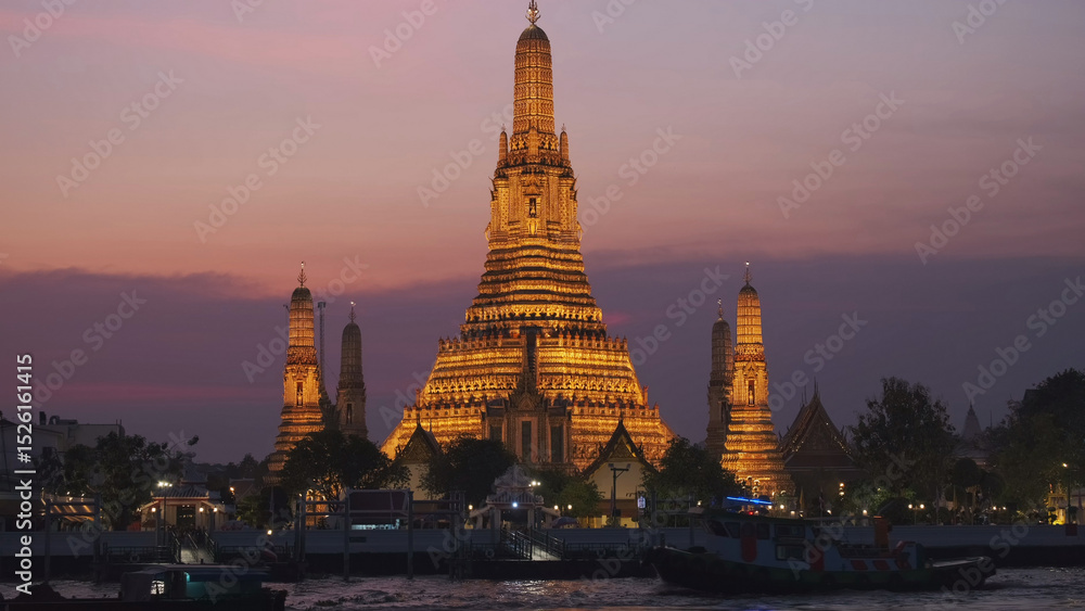 Naklejka premium Wat Arun temple and Chao Phraya river in Bangkok
