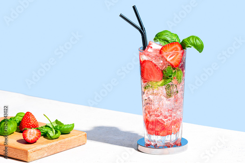 Foto Strawberry and basil Mojito cocktail drink