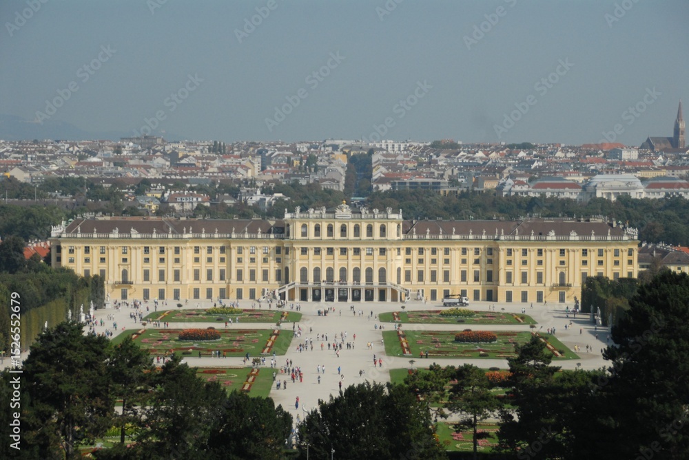 Obraz premium 上空視点で俯瞰する宮殿庭園と広がる都市