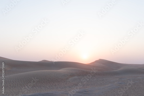 Alba sulle dune del deserto, tra luce e silenzio..