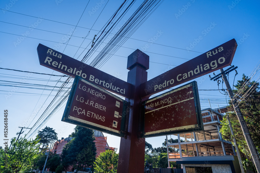 Obraz premium Crossroads between Reinaldo Bertolucci and Pedro Candiago streets