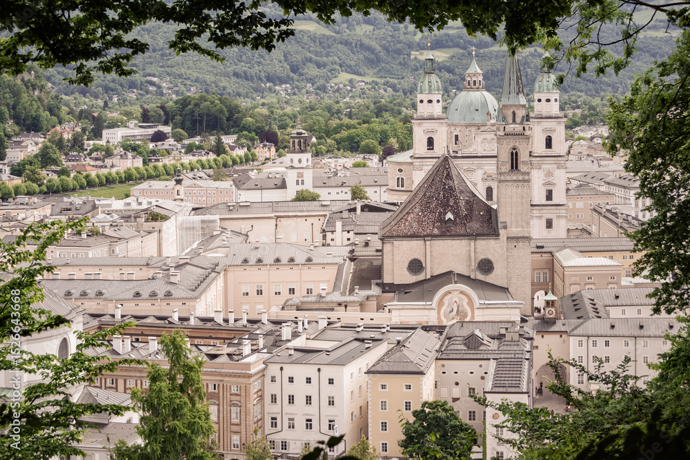 Obraz premium Salzburg's Architectural Marvels Framed by Nature's Beauty