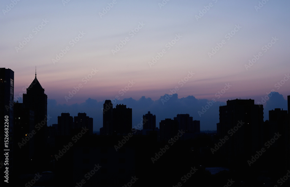 Fototapeta premium Twilight city skyline with soft gradient sky