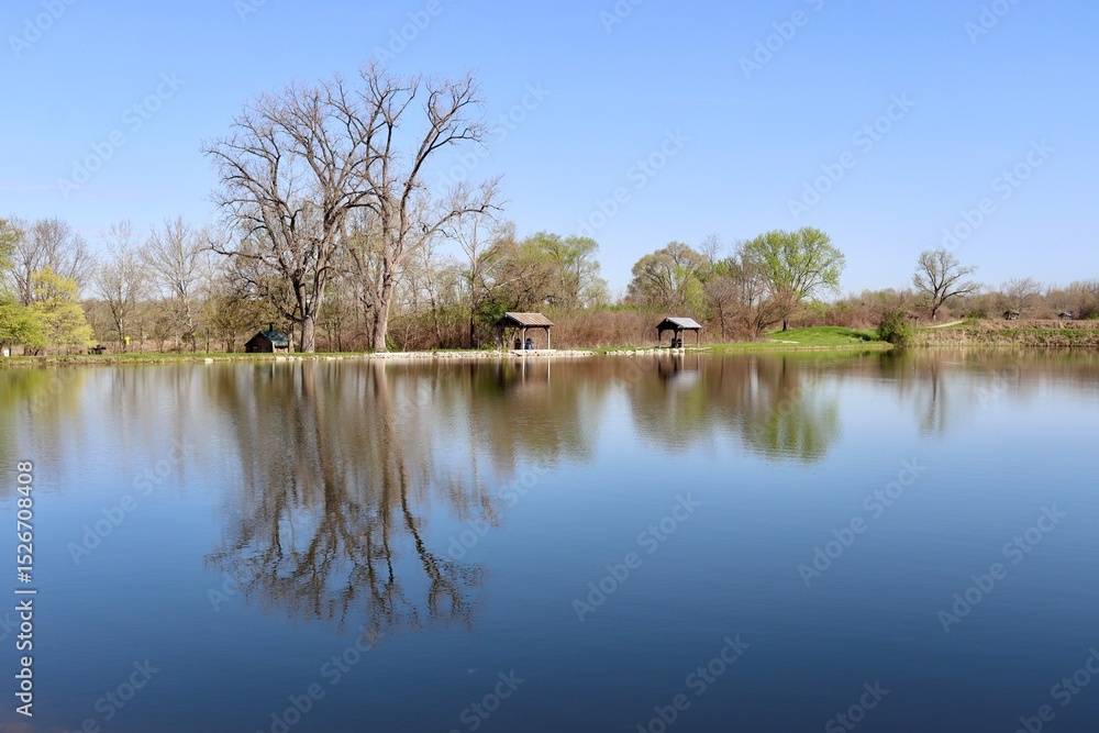 Obraz premium The beautiful reflecting lake in the countryside.