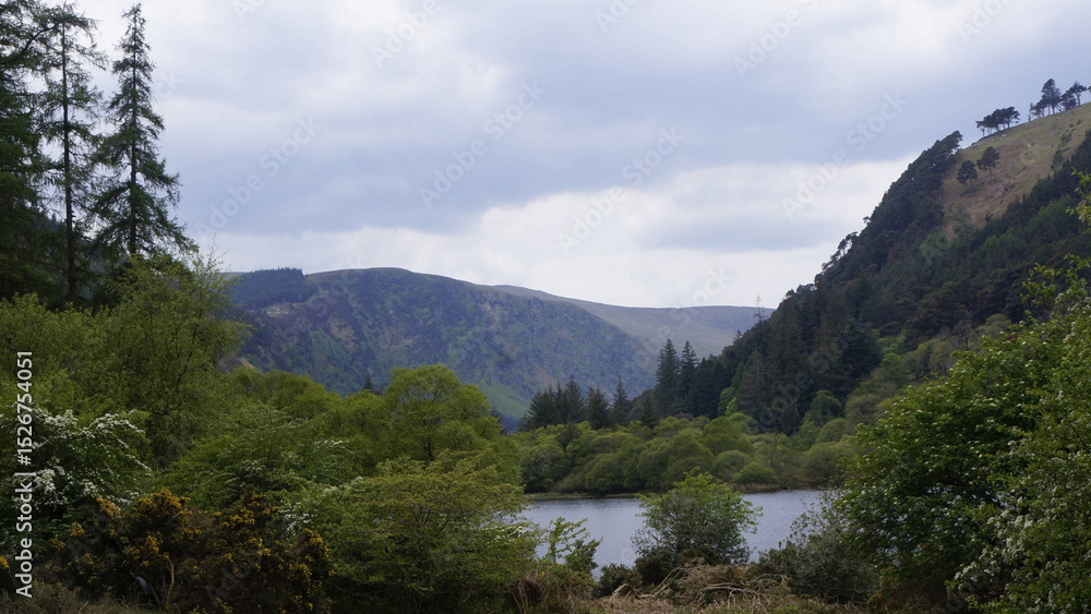 Obraz premium Montanhas e lago