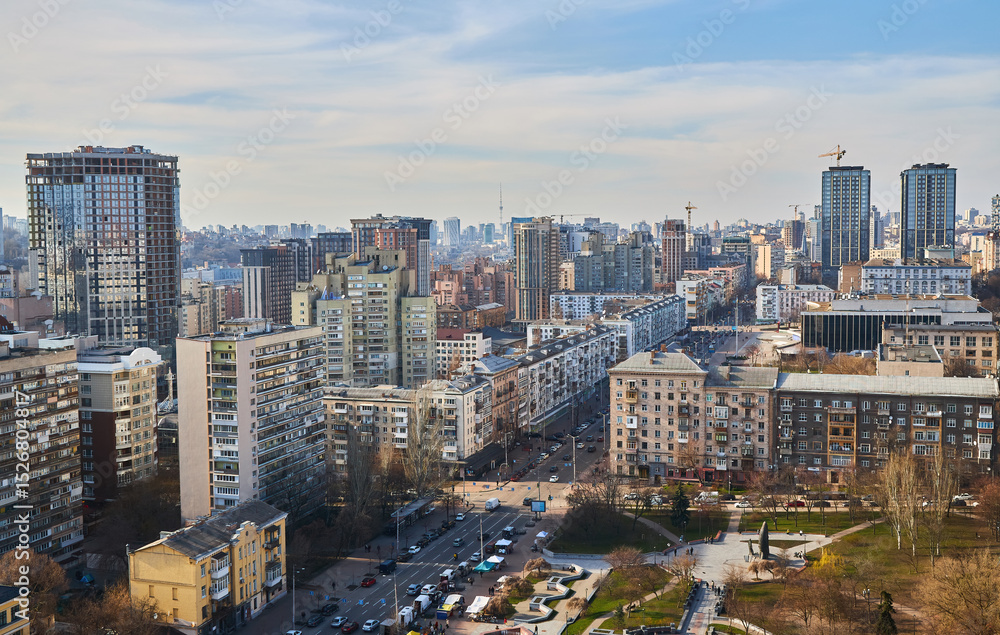 Fototapeta premium Sunny Day on Bustling Kyiv Boulevard