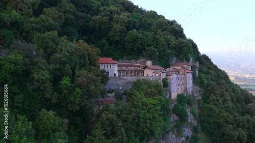 Wallpaper Mural Il Santuario Francescano del Presepe di Greccio, Rieti, Lazio, Italia.
Ripresa aerea con drone del santuario di Greccio arrocato sulla roccia. Torontodigital.ca