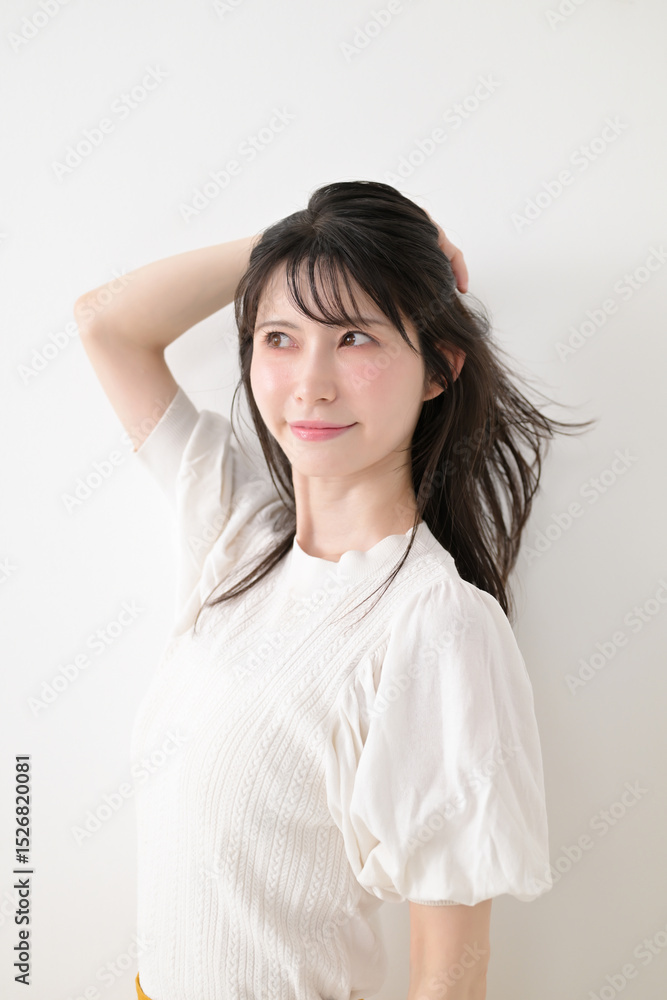 髪を触る女性 髪を触る女性