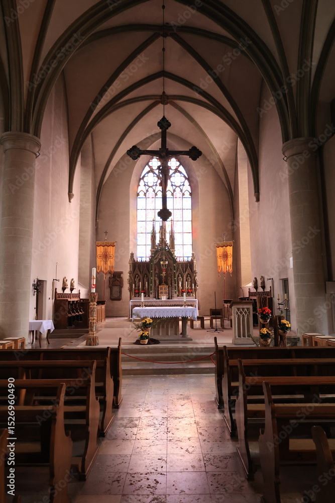 Fototapeta premium Blick in die Propsteikirche St. Petrus und Andreas im Zentrum der Stadt Brilon im Sauerland