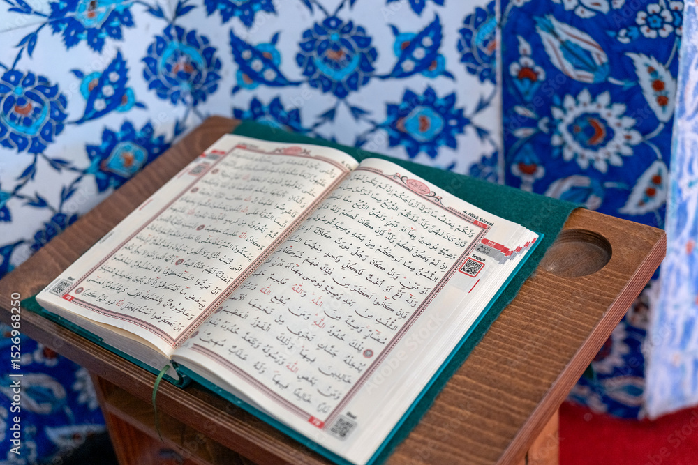 Obraz premium Istanbul, Turkey, The Quran next to the tomb of Sultan Suleiman the Magnificent, a place for prayer