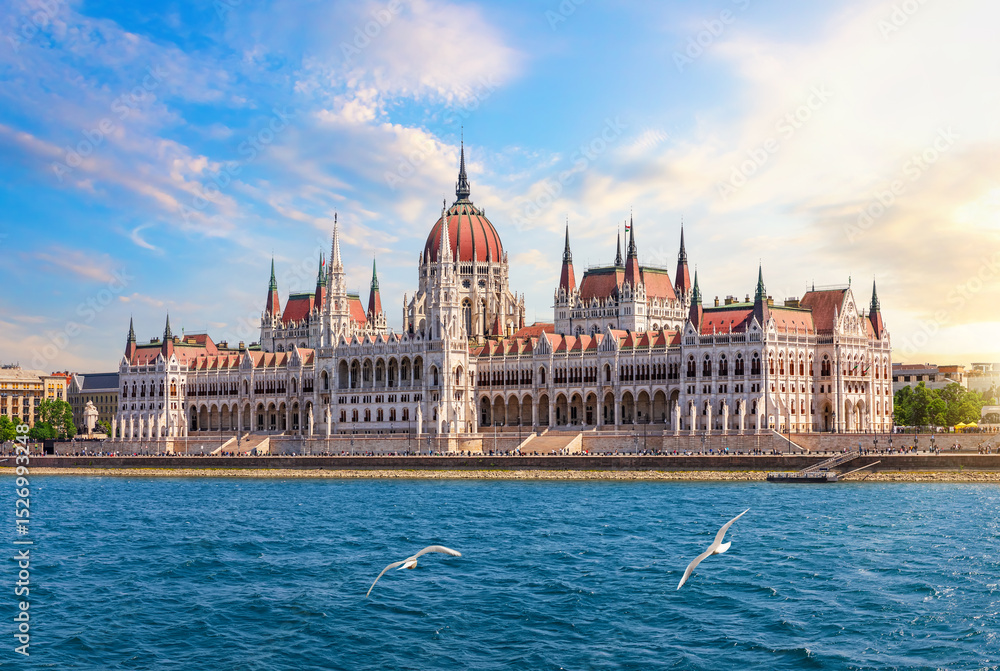 Obraz premium Scenic view of the Hungarian Parliament and Danube river in Budapest, Hungary