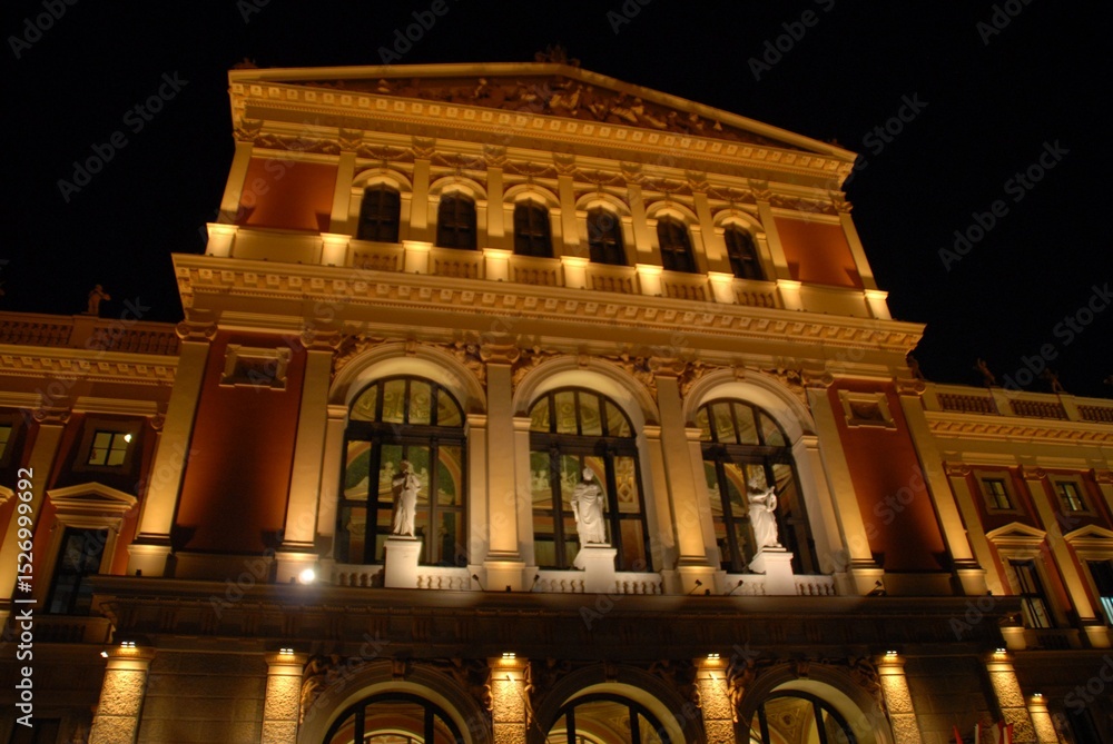 Obraz premium 夜にライトアップされた音楽協会の荘厳な外観