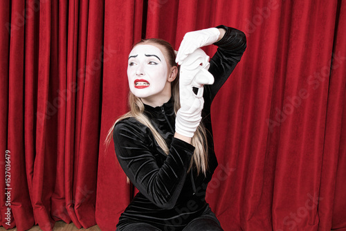 Cuadro en lienzo Emotions in a pantomime episode: a mime girl works with a mask
