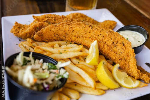 pescado frito empanizado con papas y guarnición