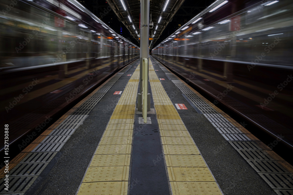 Fototapeta premium 電車の通過する夜の駅