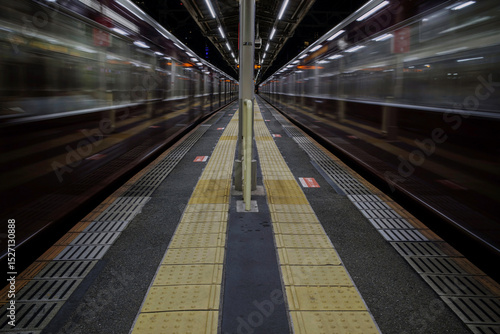 電車の通過する夜の駅