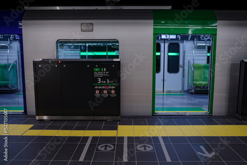 Osaka Metro、車両が停車中の夢洲駅風景