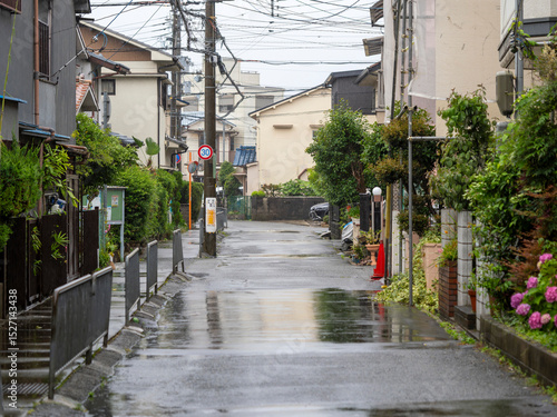 雨が降る住宅密集地の風景