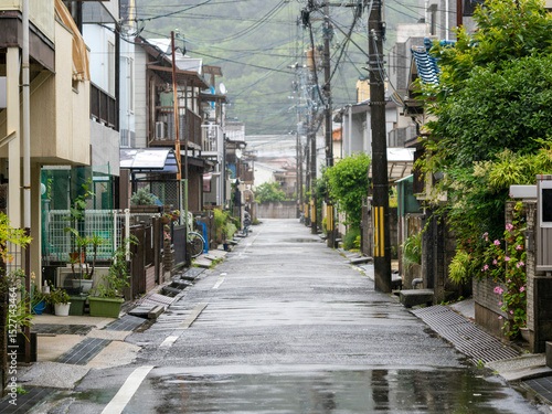 雨が降る住宅密集地の風景