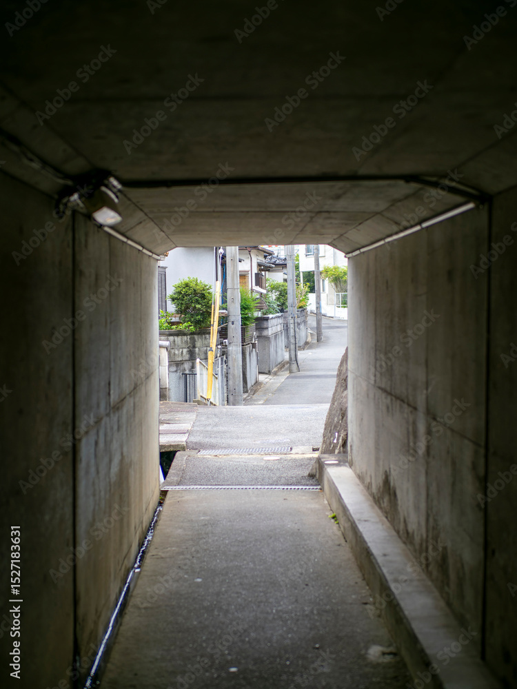 Obraz premium 鉄道の下を通るアンダーパス