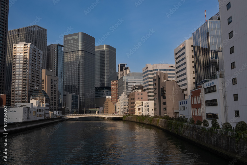 Fototapeta premium 日本、大阪、城市、観光スポット、橋、川、青空、風景、写真素材
