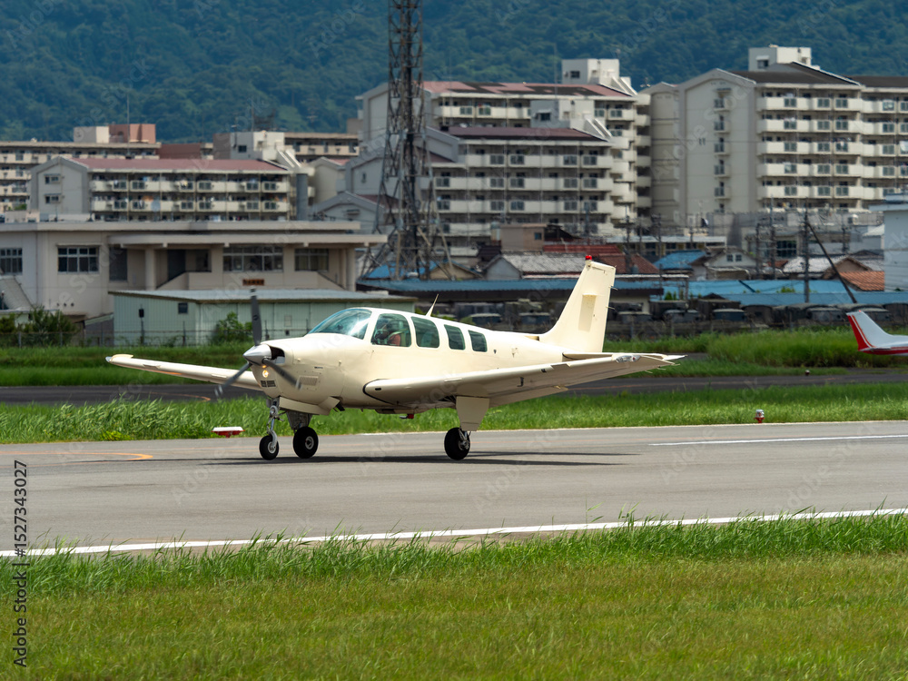 Fototapeta premium 八尾空港に着陸した軽飛行機
