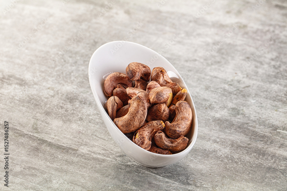 Fototapeta premium Unpeeled cashew nuts in the bowl