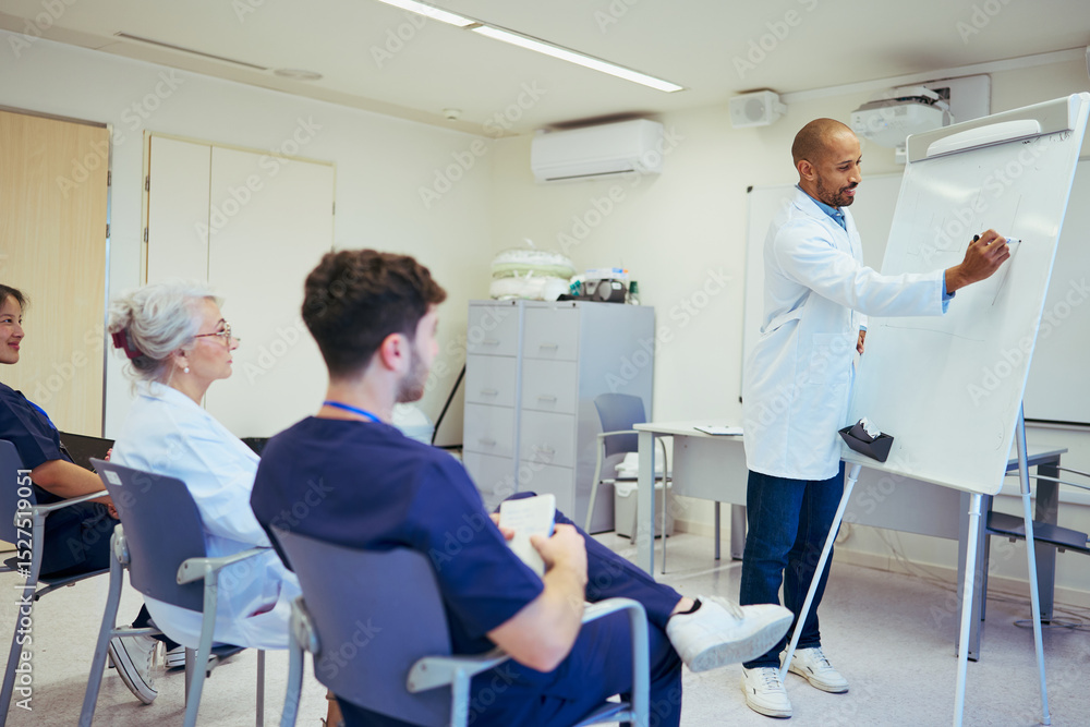 Obraz premium Doctor giving a lecture to medical staff in hospital meeting room