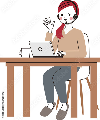 自宅テーブルでヘッドセットをつけてリモートで会話をしている女性