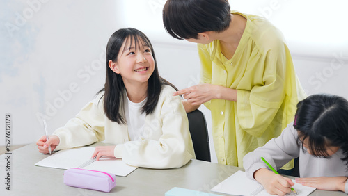 Plakat w ramie 勉強する二人の女の子と女性教員