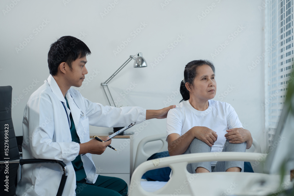 Obraz premium Stressed senior old patient are treated by a psychologist or psychiatrist in a psychiatric clinic or hospital. Patients reported symptoms of depression, stress, irritability, and life problems.