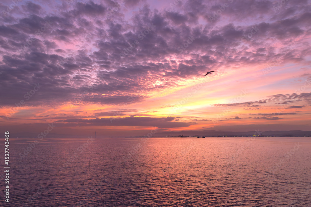 Obraz premium clouds and sunrise over the marmara sea, izmit