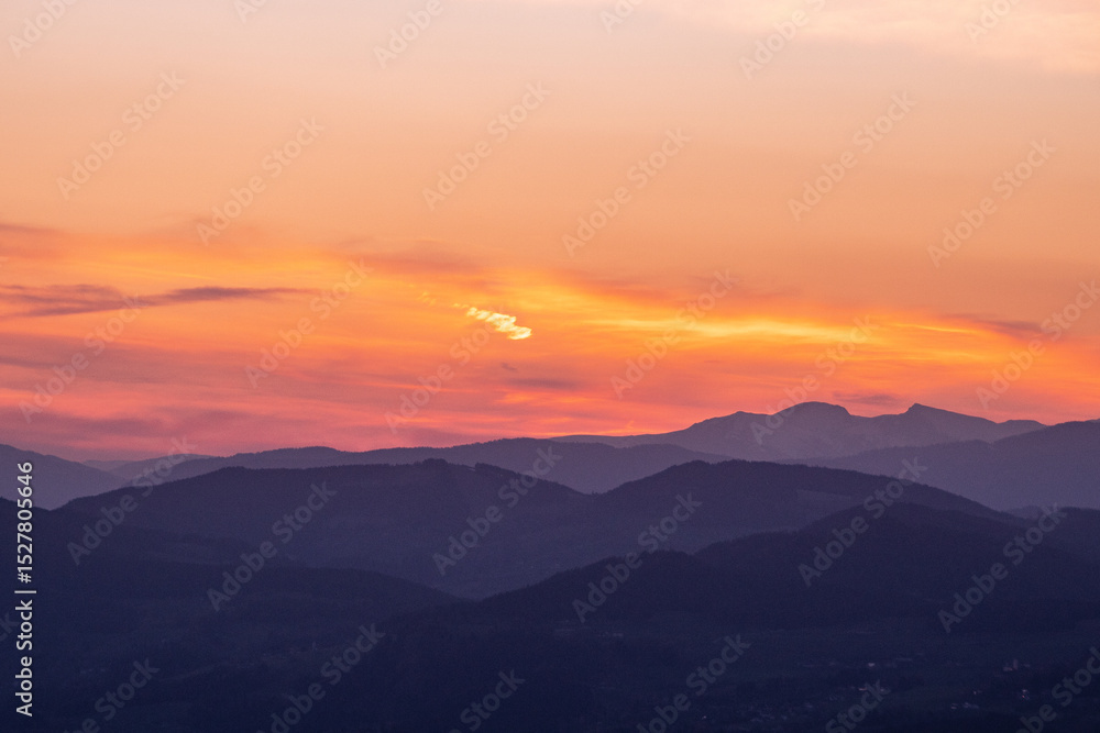 Fototapeta premium Sonnenuntergang in den Bergen