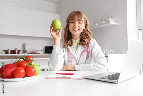 Female nutritionist with ap...