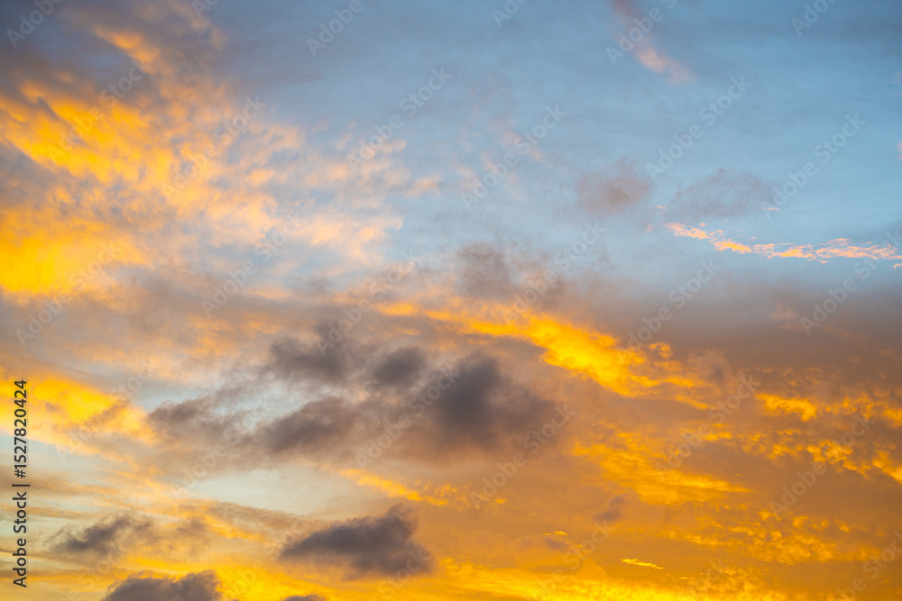 Obraz premium Colourful sunset sky with cloud dramatic sky