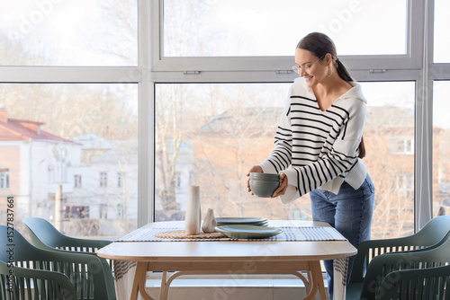 Young woman putting clean b...