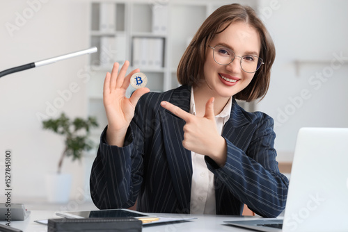 Young businesswoman pointin...