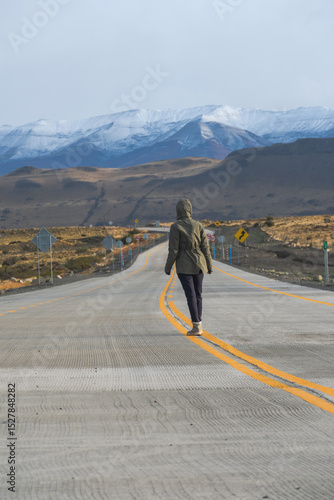 Viajero en ruta patagónica. Carretera Chile.


