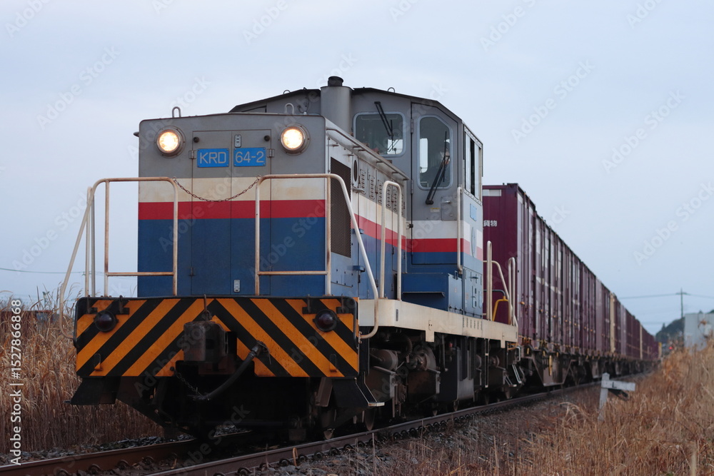Obraz premium 鹿島臨港線を走行する鹿島臨海鉄道KDR64-2号機牽引の短距離貨物列車_2023/1/17撮影