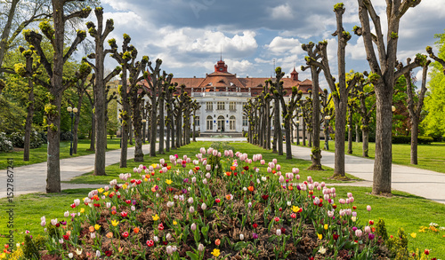 Cuadro en lienzo Historical Spa Building and Garden in Karlovy Vary (Czech Republic)