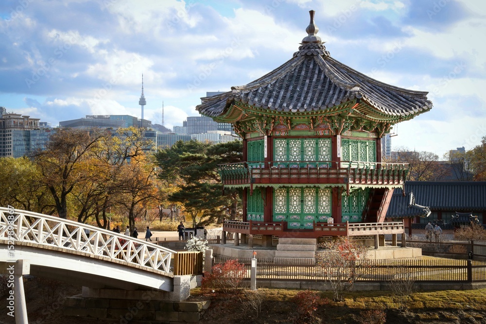 Obraz premium Traditional Korean Pavilion with Cityscape